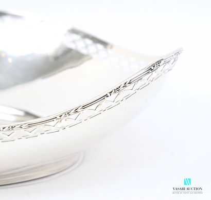 Corbeille en argent de forme navette posant...