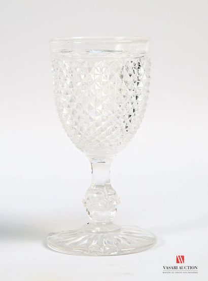 Suite de dix verres à porto en cristal moulé...