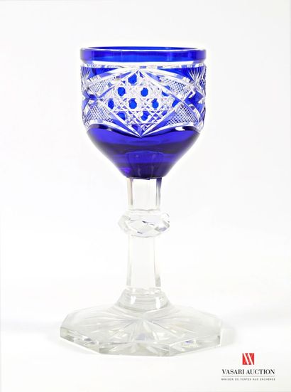 Deux vases en forme de calice en cristal...