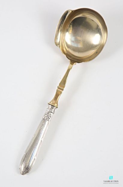 Cuillère à sauce, le manche en argent fourré...