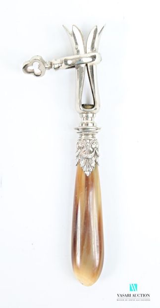 The horn handle is surmounted by a silver-plated...
