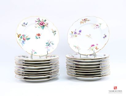 Suite of twenty white porcelain dessert plates...