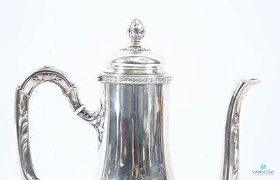 Cafetière en argent 950 millièmes posant...