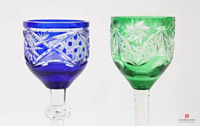 Deux vases en forme de calice en cristal...