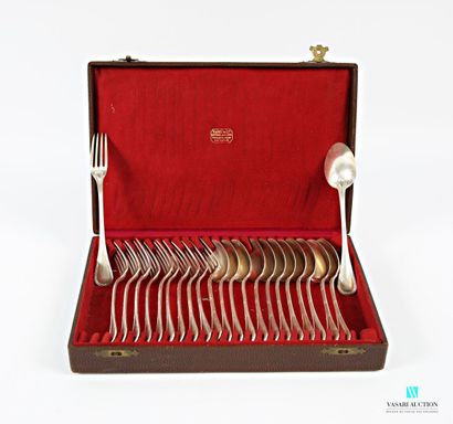 Suite de douze couverts à entremets en argent...