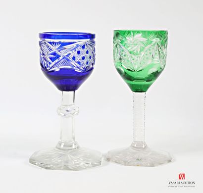 Deux vases en forme de calice en cristal...