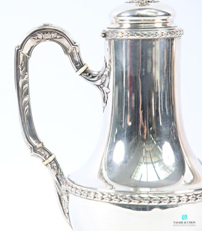 Cafetière en argent 950 millièmes posant...