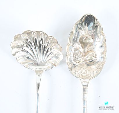 Set comprising a silver-plated sprinkling...