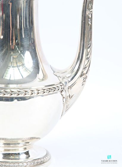 Cafetière en argent 950 millièmes posant...