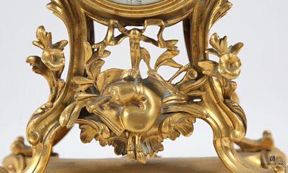 Pendule en bronze doré, le cadran émaillé...