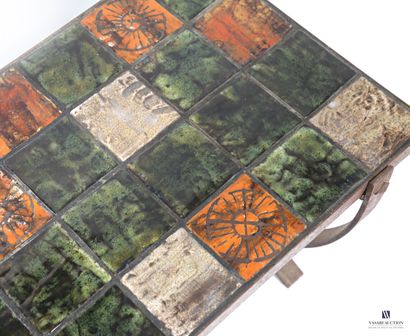 Table basse, le plateau de forme rectangulaire...