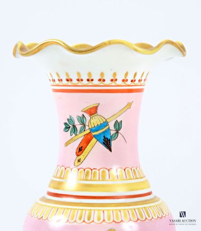 Paire de vases en opaline blanche de forme...