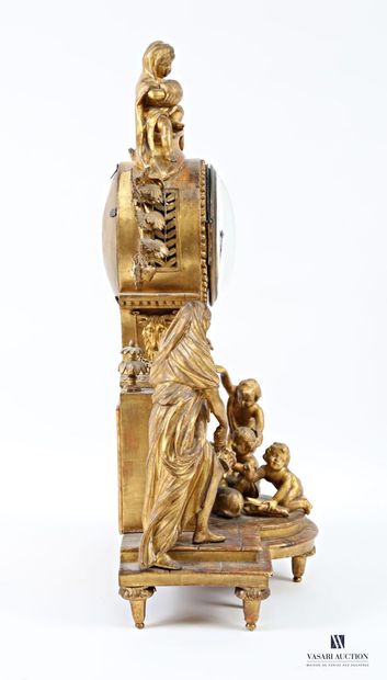 Pendule en bois mouluré, sculpté et doré...