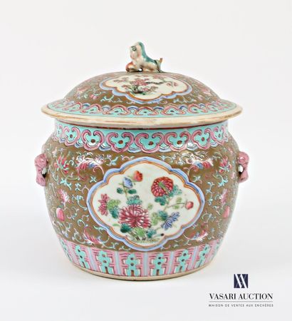 Pot couvert en porcelaine et émaux famille...