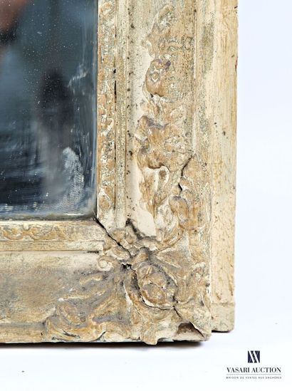 Trumeau en bois et stuc mouluré, sculpté...