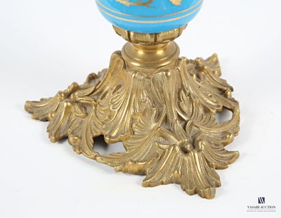 Lampe à pétrole, le fût de forme balustre...