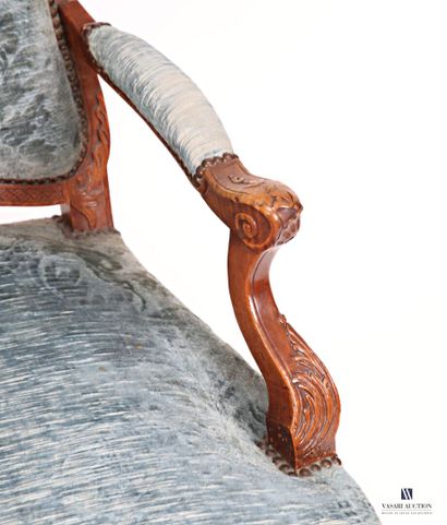 Fauteuil en bois naturel mouluré et sculpté,...