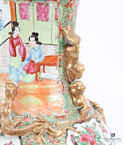 CHINE - Canton
Paire de vases de forme balustre...
