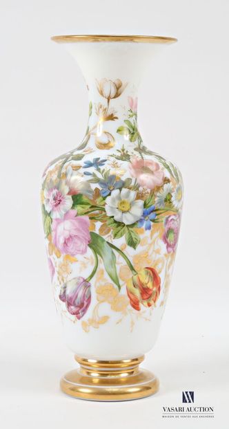 Vase en opaline de forme balustre posant...