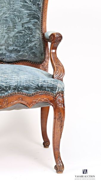 Fauteuil en bois naturel mouluré et sculpté,...