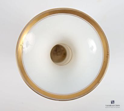 Vase en opaline de forme balustre posant...