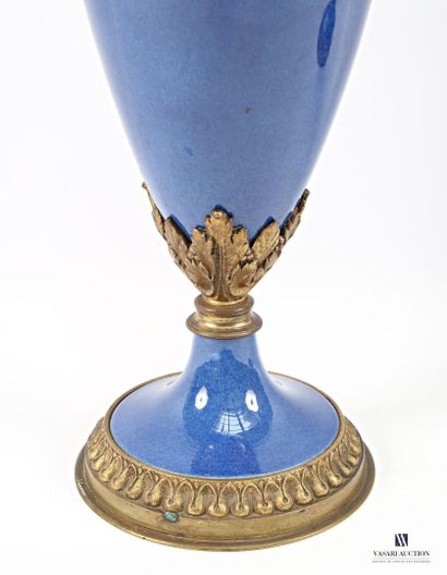 Paire de vases simulés de forme balustre...