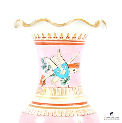 Paire de vases en opaline blanche de forme...