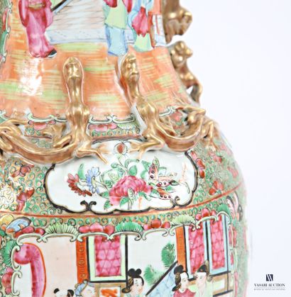 CHINE - Canton
Paire de vases de forme balustre...