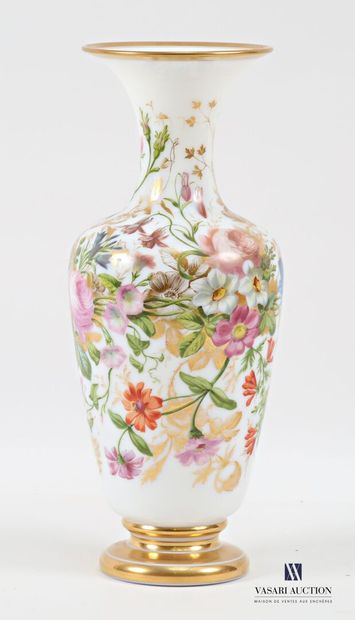 Vase en opaline de forme balustre posant...