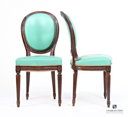 Paire de chaises en bois naturel mouluré,...