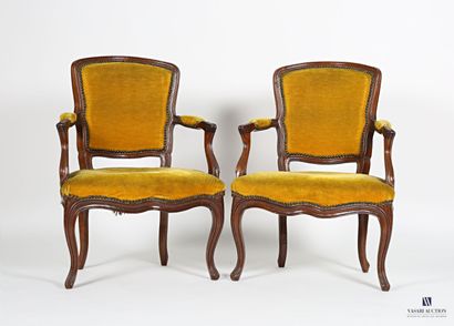 Paire de fauteuils en bois naturel mouluré,...