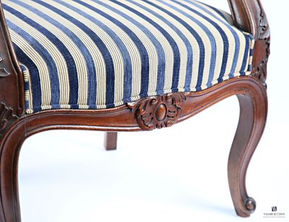 Paire de fauteuils en acajou mouluré et sculpté,...