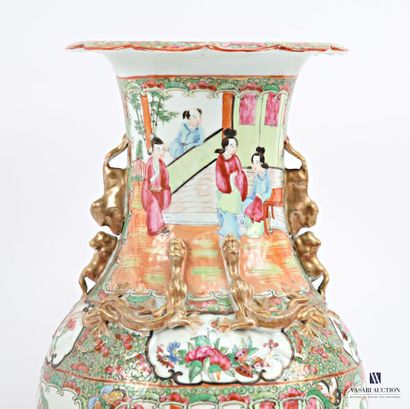 CHINE - Canton
Paire de vases de forme balustre...