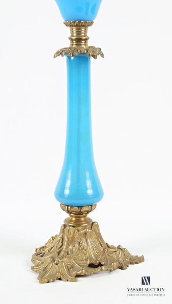 Lampe à pétrole, le fût de forme balustre...