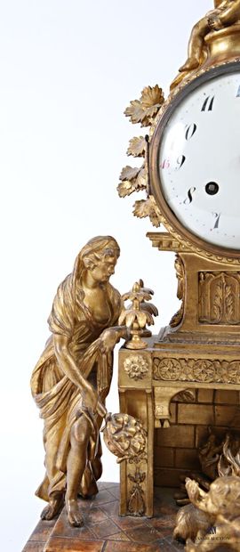 Pendule en bois mouluré, sculpté et doré...