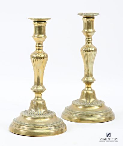 Paire de bougeoirs en laiton posant sur une...