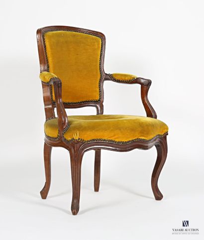 Paire de fauteuils en bois naturel mouluré,...