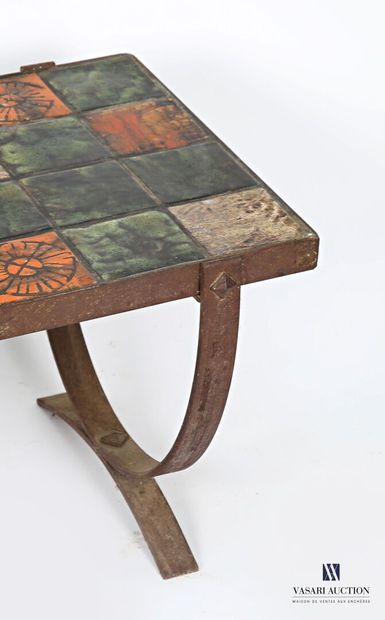 Table basse, le plateau de forme rectangulaire...