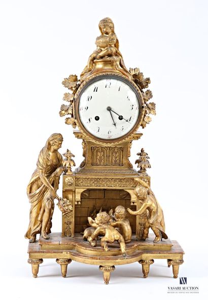 Pendule en bois mouluré, sculpté et doré...