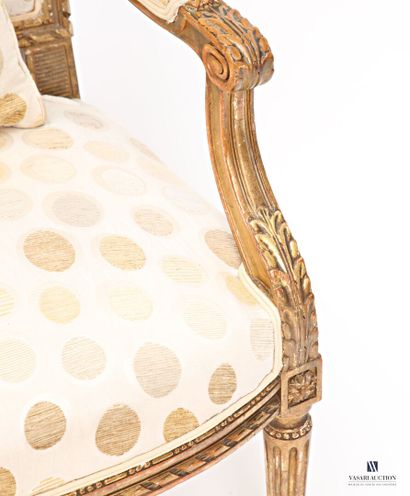 Paire de fauteuils en bois naturel mouluré,...