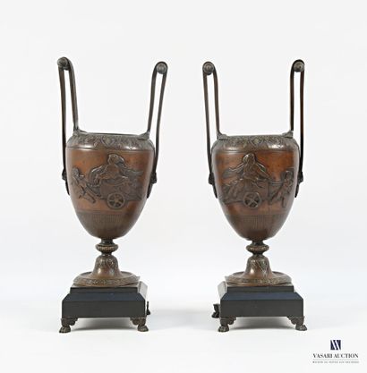 Paire d'urnes en bronze posant sur un socle...