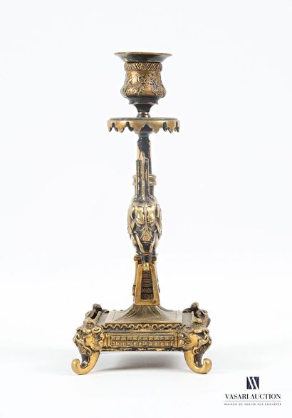 Suite de quatre flambeaux en bronze posant...
