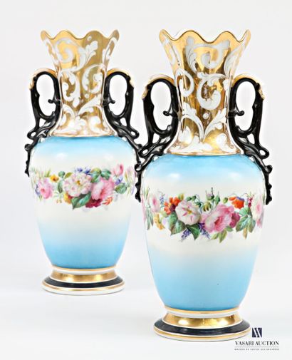 Paire de vases de forme balustre en porcelaine...