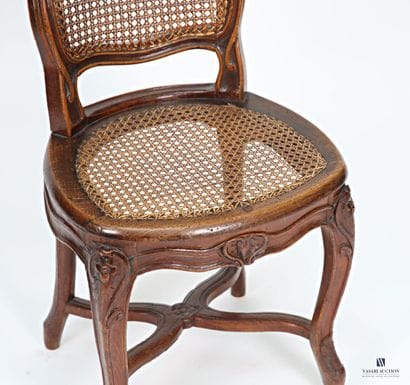 Deux chaises en bois naturel mouluré et sculpté...