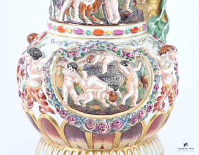 CAPODIMONTE
Important pichet en porcelaine...