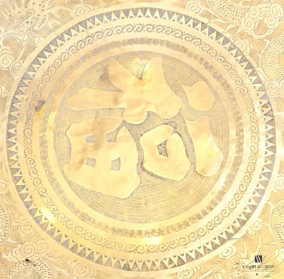 CHINE
Table, le plateau en laiton à décor...