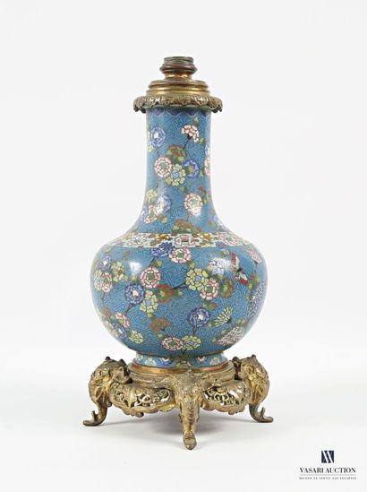 Vase à long col et panse arrondie, en cuivre...