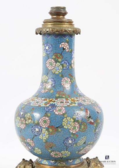 Vase à long col et panse arrondie, en cuivre...