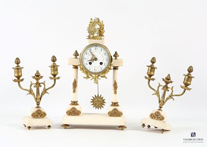 Garniture de cheminée en albâtre et bronze...