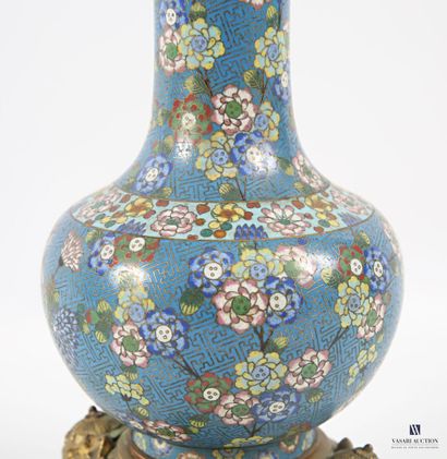 Vase à long col et panse arrondie, en cuivre...
